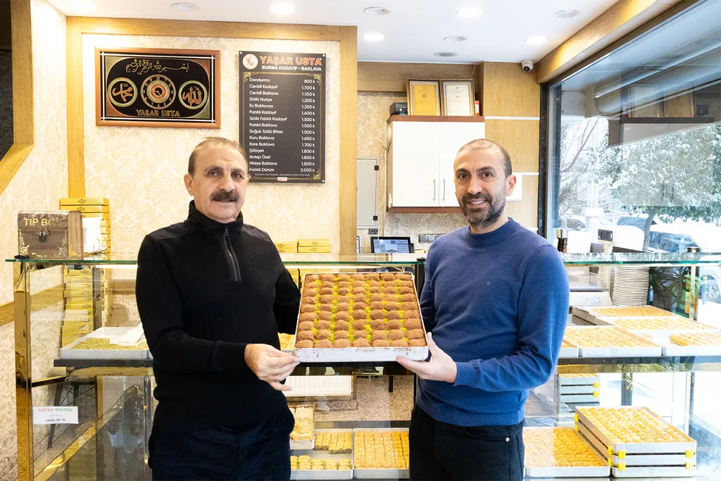 Yaşar Börü ve oğlu Mahmut Börü, Zeytinburnu şubesinde bir tepsi soğuk baklavayla