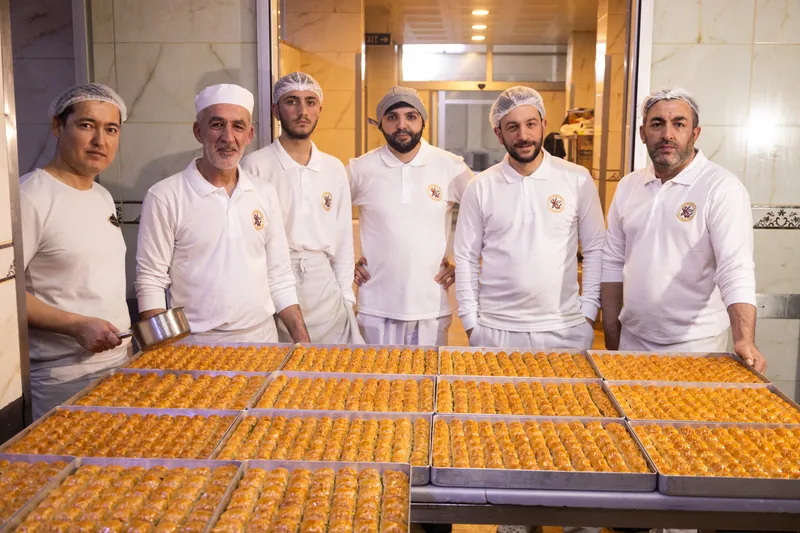 Yaşar Usta ustaları baklava tepsilerinin başında