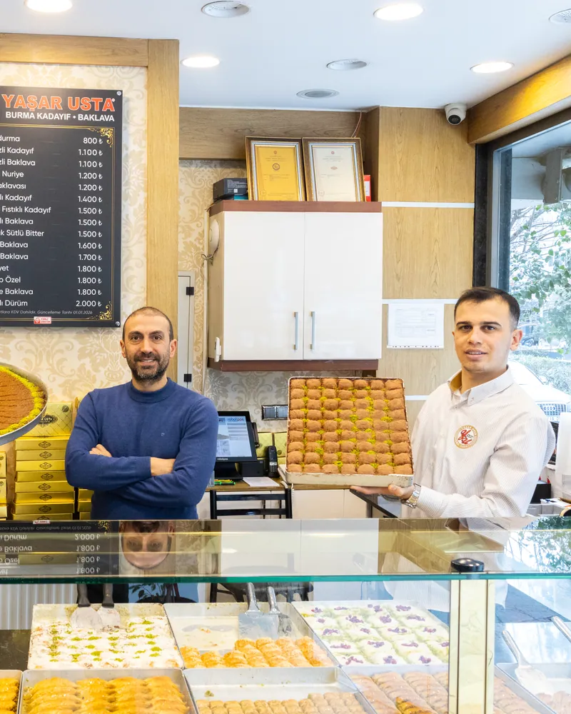 Zeytinburnu merkez şubesinde, tezgâhın arkasında Mahmut Börü ve tepsiyle bir çalışanımız