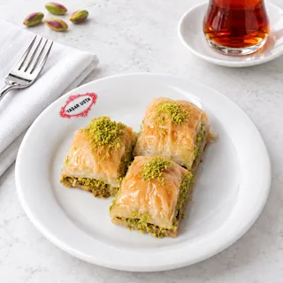 Özel Kare Baklava, porsiyon sunumu